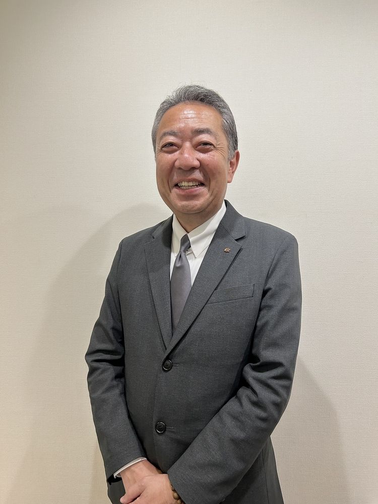 岩手県盛岡市出身。
前職ではメーカーで営業に従事し、1993年に自身の知見を広げるために独立しました。当時取り扱っていた機器の代理店として、前身である「有限会社ナイス商事」を創立しました。その後、当社が持つ盛岡市内のネットワークを活かした事業を行うべく不動産事業部を設立し、今に至ります。売買仲介や買取、賃貸、管理、リフォームなど幅広い業務を行なっておりますので、どのようなお困りごとにも寄り添えることを強みとしております。お客様のお気持ちを第一に、ご状況に応じて適切なご提案をいたします。
